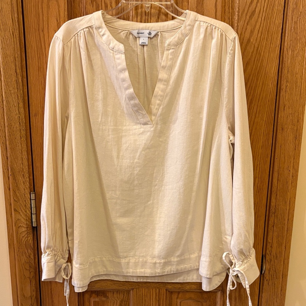 Old Navy Cream Split V-Neck Long-Sleeve Blouse